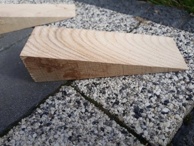 Kliny montażowe drewno szerokie do stempli 300 szt