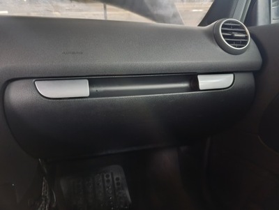 Бардачок з панелі правий пасажира 8p1857035c audi a3 8p 03-05 фото №1