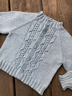 Wzór sweterka dla niemowlaka