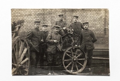 STARA FOTOGRAFIA - ŻOŁNIERZE PRUSCY PRZY MASZYNIE WOJSKOWEJ 1916