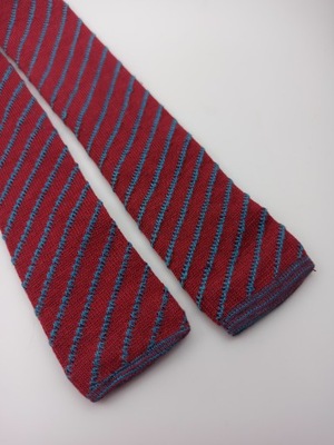 Czerwony niebieski krawat knit w paski