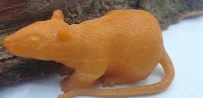 Bursztynowy szczur rzeźba ręcznie wykonana