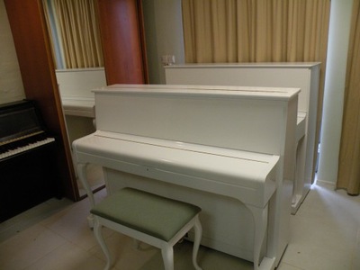 pianino marki Sauter snieżnobiałe