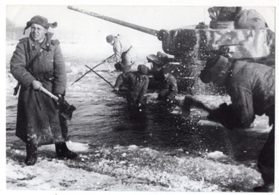 LWP - ARMIA CZERWONA - Czołg na przeprawie - ok1945