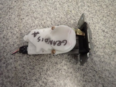 Mitsubishi grandis замок крышки багажника задняя фото №1