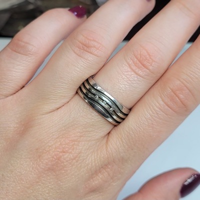 Srebrny pierścionek srebro pr. 0,925 szeroka obrączka cyrkonie r.19