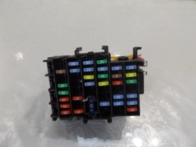 Twingo ii lift 1,2 коробка предохранителей фото №1