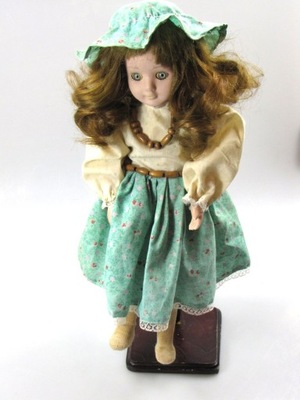 Stara porcelanowa lalka w czapeczce