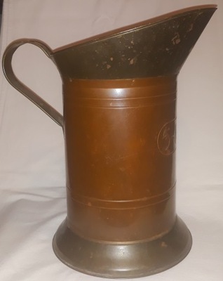 stary miedziany pojemnik na wodę