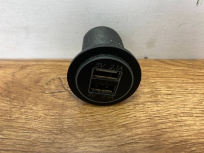 Роз'єм usb універсальні dodge charger 2015+ фото №1