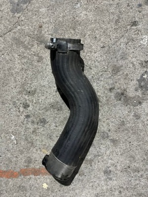 Труба шланг пабтрубок  интеркулер hyundai tucson iii 28262-2f950 фото №1