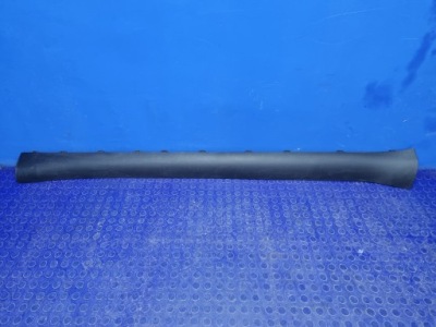 Tesla model y права накладка поріг оригінал 1497744-00-c фото №1