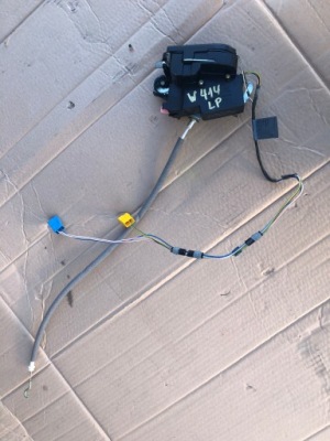 Лівий передній замок двері mercedes-benz w414 01-05 фото №1