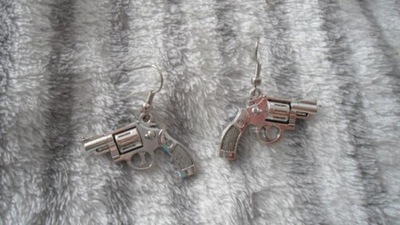 Kolczyki rewolwery pistolety