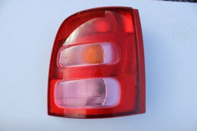 Nissan micra k11 00-03 лампа задня права фото №1