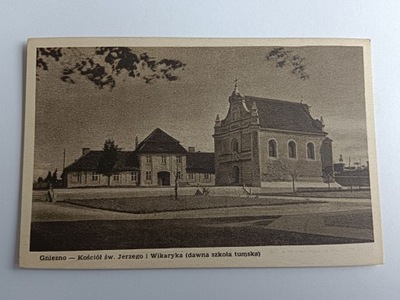 GNIEZNO KOŚCIÓŁ ŚW JERZEGO I WIKARYKA DAWNA SZKOŁA TUMSKA 11227 A
