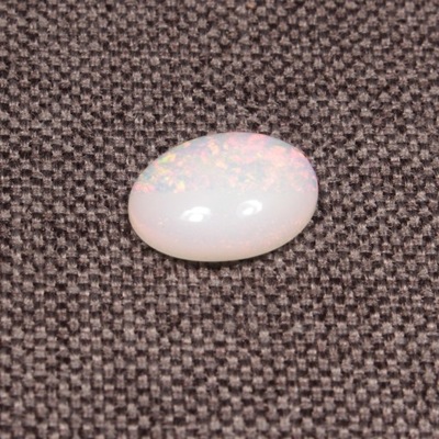 Opal z Etiopii kaboszon ok. 12x9 mm OPA1620