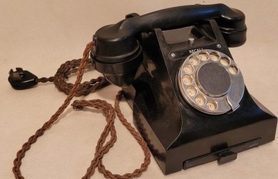 Stary telefon gabinetowy.
