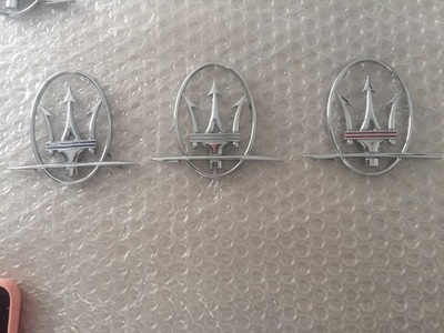 EMBLEMA MASERATI GHIBLI 670005448 ORIGINAL USADO  