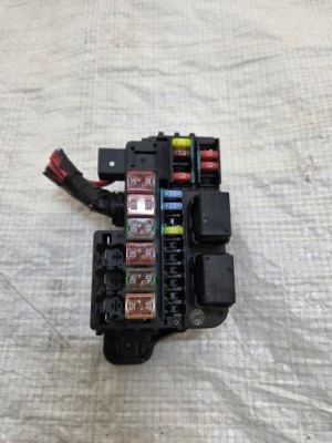 Корпус коробка предохранителей opel mokka a 1.6 cdti 8261662 фото №1