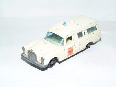Stary Matchbox - Mercedes Benz Binz Ambulance - zabytek