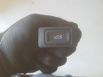 Audi q2 16r- кнопка перемикач відкривання кришки фото №1