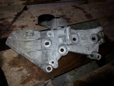 Megane ii scenic ii - кронштейн генератора 8200327134 фото №1