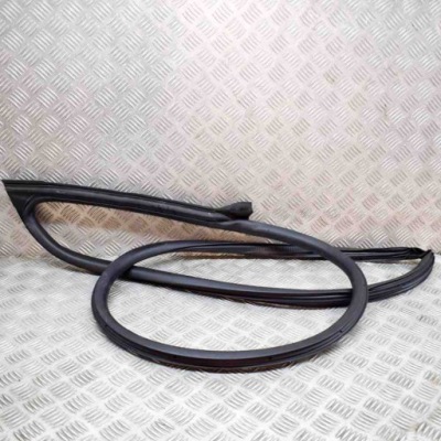 Maserati levante 2023 ліва сторона прокладка двері фото №1