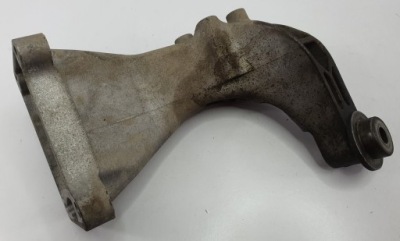 Кронштейн двигуна mercedes w203 3.2 v6 a1122235204 фото №1