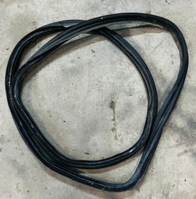 Mercedes c-klasa w205 sedan прокладка кришки багажника фото №1