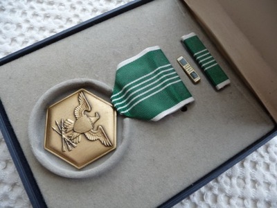 MEDAL FOR MILITARY MERIT SERVICE BARETKA MINIATURKA PUDEŁKO US ARMY USA