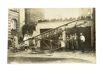 Stare zdjęcie - szkielet samolotu