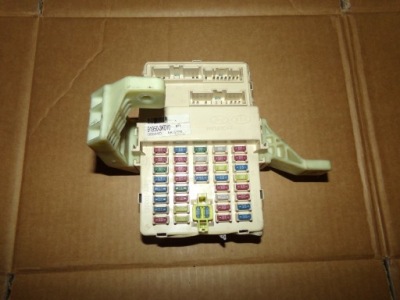 Коробка запобіжників sonata iv 2.4 b 04-09 фото №1