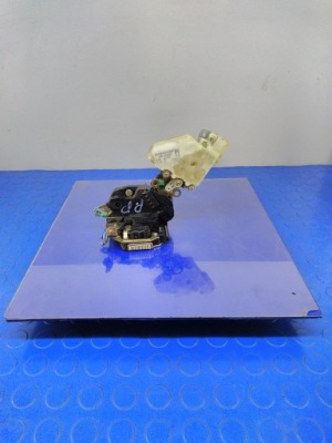 Nissan almera n16 замок двері перед правий фото №1