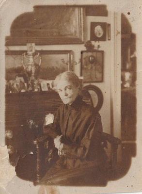 Portret starszej kobiety z bibelotami - ok. 1915