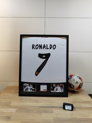 Cristiano Ronaldo, Real Madryt - koszulka z autografem w ramie (zag)