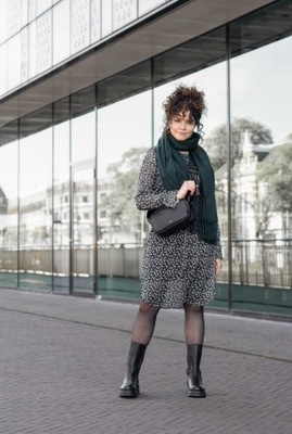 C7E313 CZARNA SUKIENKA WE WZORY ZUSSS XL