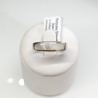 Srebrny pierścionek z białą masą perłową, srebro 0,925 prosta forma r.16