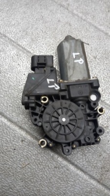 Моторчик левый перед audi a4 b5 96r sedan фото №1