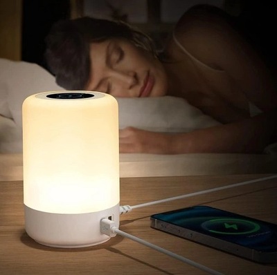 Lampka nocna LED z 4 portami do ładowania USB