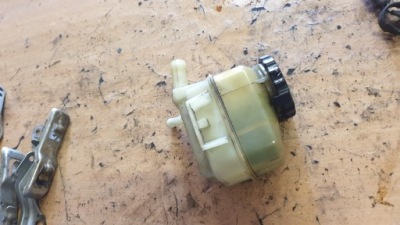 Toyota avensis t25 2.0 vvti бачок підсилювача фото №1