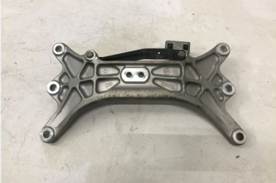 Maserati ghibli 3.0d кронштейн кронштейн коробки передач фото №1