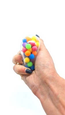 Gniotek piłka z kolorowymi kuleczkami EMPIS