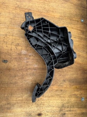 Педаль сцепления citroen c4 picasso ii 2.0 blue hdi 9805746780 фото №1