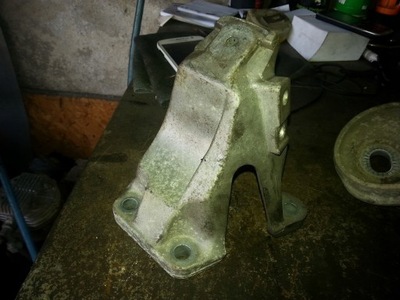 Audi a4 b6 - кронштейн двигуна 8e0199308h фото №1