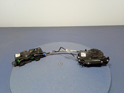 Bmw x7 g07 x5 g05 замок доводчик крышки задняя 7357112 7441630 фото №1