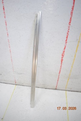 Молдинг левый задний  mercedes w110 w111 фото №1