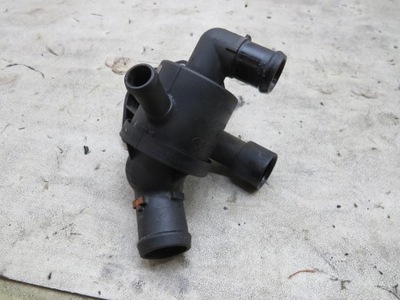 Корпус термостата 1.6tdi passat b7 v7548004 фото №1