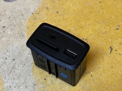 Роз'єм з'єднувач port usb aux sd renault zoe i z.e. фото №1