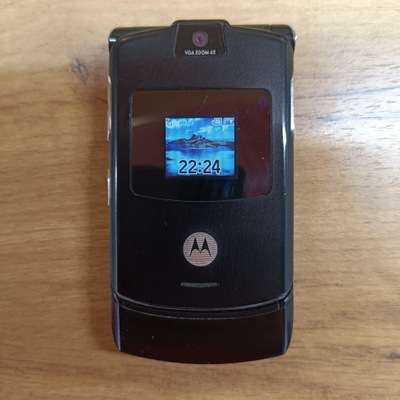 Motorola v3 z ładowarką *polskie menu*